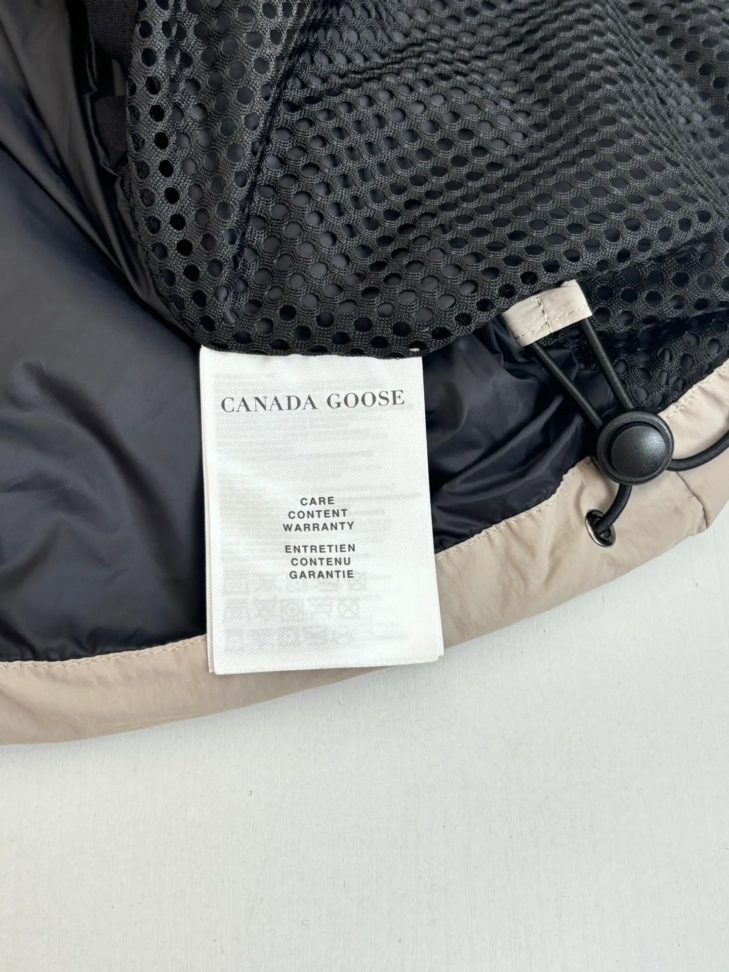 P1010 Canada Goos*/Big Goose Rubber Label Matte Down Jacket The fabric is made of high-quality protective nylon fabric, 90 national standard high-quality white duck down: selected high-fill power velvet, light and warm, with excellent temperature locking performance and good resilience. Three-dimensional quilting technology and precision thread reinforcement prevent lint from being drilled and ensure that the fluffy and resilient elasticity lasts like new.  Size：S/M/L/XL
